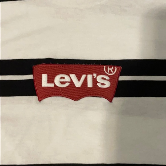 I’m selling a Levi black and white striped T-shirt - Picture 2 of 3